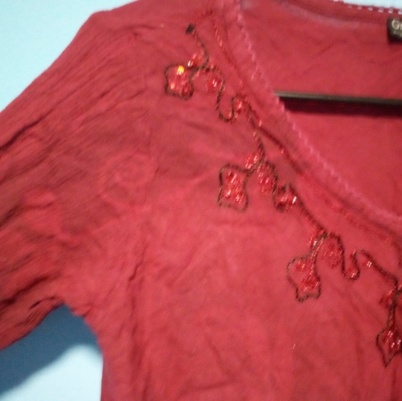 Red crew neck sweater with flared cuff's and long waist. Delicate and delightful - Picture 5 of 5